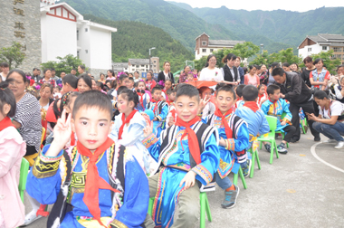 曲山鎮(zhèn)小學(xué)穿著民族服裝的孩子們