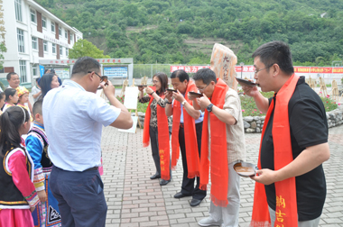 陳家壩小學(xué)的孩子們向來賓敬咂酒